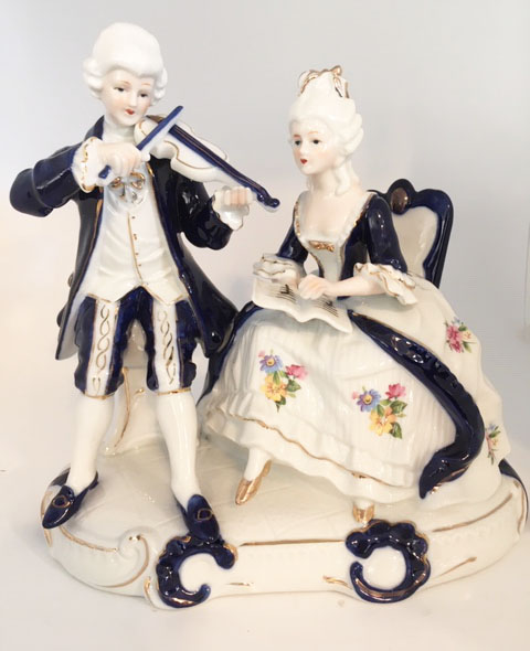 A musical Moment - Violinist Serenades a Lady -  Porcelain Figurine.