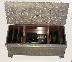 interior of large Zimbalist AD30 music box